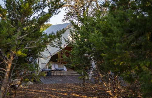 Fredericksburg RV Rental | Oak Retreat Glamping With Private Hot tub!