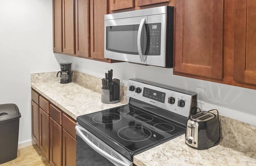 Green Cove Springs Apartment | Oak Street Refuge #4 |Main Floor Apt |SMART TV |Small Dog Friendly |Walkable |Seasonal Town Pool