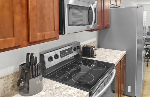 Green Cove Springs Apartment | Oak Street Refuge #4 |Main Floor Apt |SMART TV |Small Dog Friendly |Walkable |Seasonal Town Pool