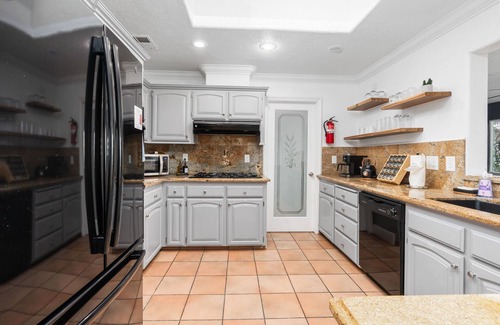 Oakhurst House | Oakhurst home close to Yosemite/Bass Lake~Hot Tub~EV Charger~Game Room~Pool