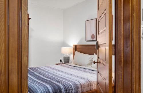 South Oakland House | Oakland, Pittsburgh !A Modern and Stylish Private Bedroom with Shared Bathroom