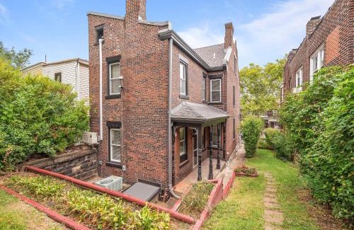 South Oakland House | Oakland, Pittsburgh !D Modern and Stylish Private Bedroom with Shared Bathroom