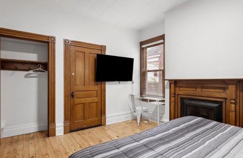 South Oakland House | Oakland, Pittsburgh !D Modern and Stylish Private Bedroom with Shared Bathroom