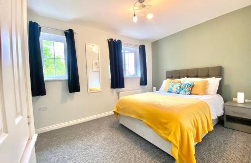 Corby House | Oakley Vale House and Garden! Free Private Parking, TV, Fully Equipped
