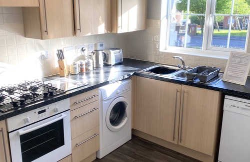 Corby House | Oakley Vale - Luxury 3 Bed, Garden, Free Parking, Peaceful Elite Suite