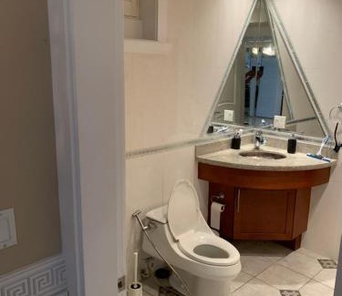 South Cambie House | Oakridge Luxury Homestay