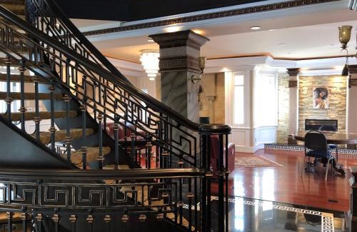 South Cambie House | Oakridge Luxury Homestay