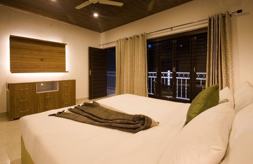Landour House | Oakwood 302 - Elegant Private Room With Balcony at Landour, Mussoorie