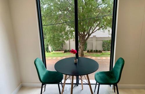 Houghton Estate Apartment | OAM The Paramount Rosebank Luxury One-Bedroom