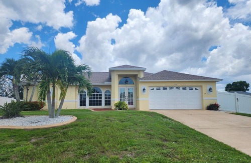 Pelican House | Oasis: 3-bedroom house with POOL and beautiful Screened back patio in Cape Coral