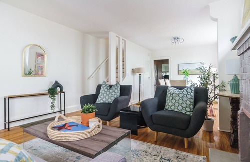 Upper Beaches House | Oasis 3-bedroom house in the Beaches with AC and WiFi in Toronto