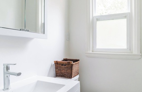 Upper Beaches House | Oasis 3-bedroom house in the Beaches with AC and WiFi in Toronto