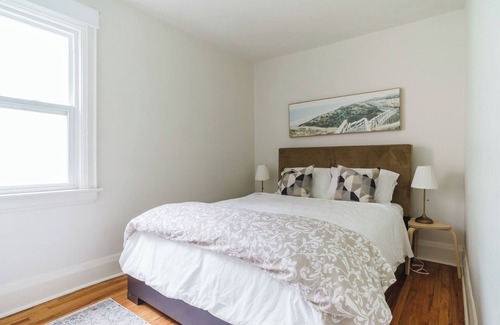 Upper Beaches House | Oasis 3-bedroom house in the Beaches with AC and WiFi in Toronto