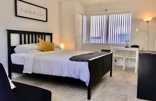 Royal Poinciana Apartment | Oasis at Hollywood - Sleeps 4 - Unit 2