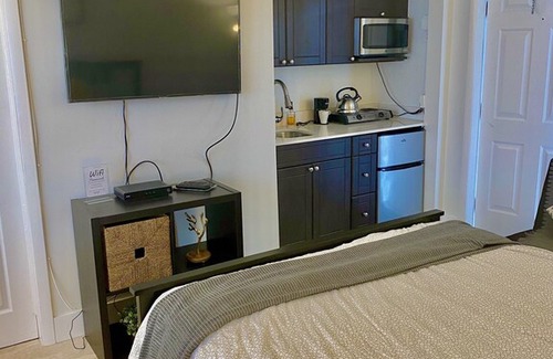 Royal Poinciana Apartment | Oasis at Hollywood - Sleeps 4 - Unit 2