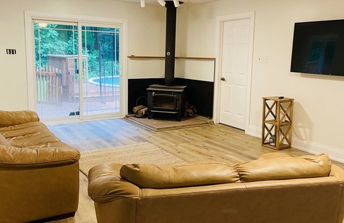 Big Bay Point Cottage | Oasis with HOT TUB and Heated Pool steps from Friday Harbour Resort