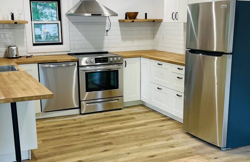 Big Bay Point Cottage | Oasis with HOT TUB and Heated Pool steps from Friday Harbour Resort