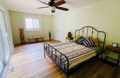 Big Bay Point Cottage | Oasis with HOT TUB and Heated Pool steps from Friday Harbour Resort