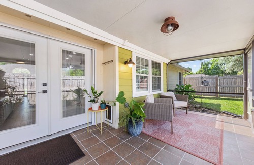 Del Rio House | Oasis with Pool and Bath- Privacy and Comfort