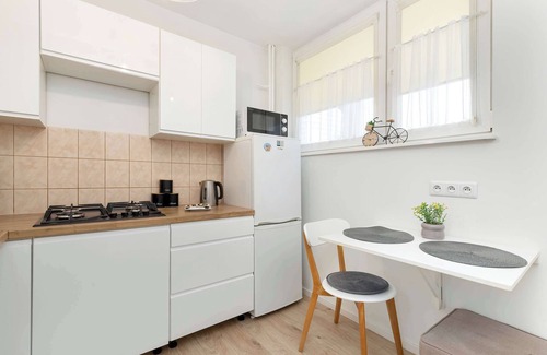 Przymorze Apartment | Obrońców Wybrzeża 10C | Gdańsk | Bright Apartment | Desk