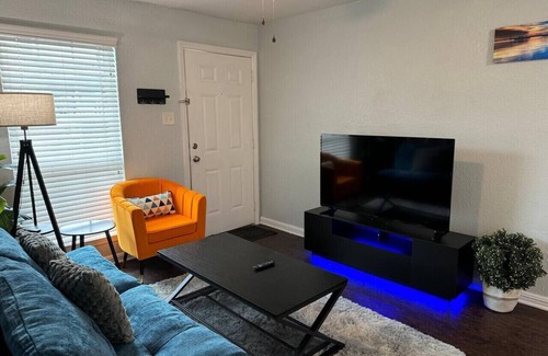 Greater Heights Apartment | Ocean Blue 1Bed Apt| Free Parking | 13min Downtown