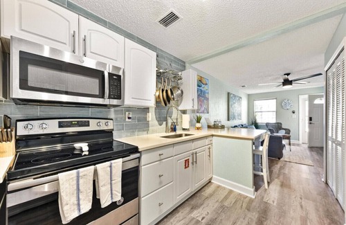 Jacksonville Beach Villa | Ocean Blue Cottage|1 Block to Beach| Close to Mayo