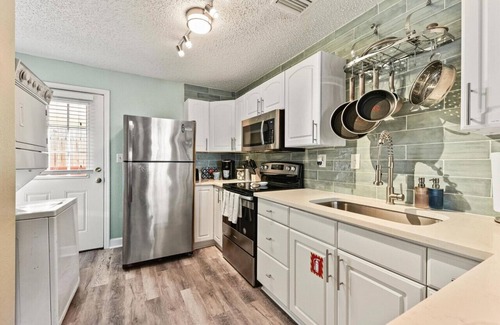 Jacksonville Beach Villa | Ocean Blue Cottage|1 Block to Beach| Close to Mayo