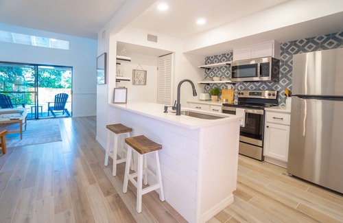 Vilano Beach House | Ocean Breeze Retreat - 6 minute walk to the beach!