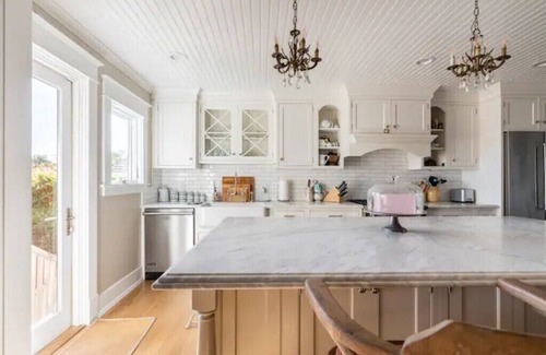 Lower Riviera Cottage | OCEAN & CITY VIEWS 1920s Monthly, RIVIERA HOME, 2 QUEEN BEDS, WALK TO STATE ST