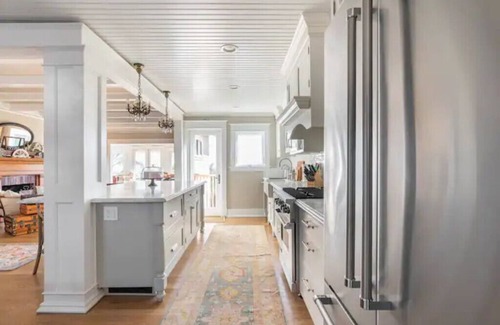 Lower Riviera Cottage | OCEAN & CITY VIEWS 1920s Monthly, RIVIERA HOME, 2 QUEEN BEDS, WALK TO STATE ST