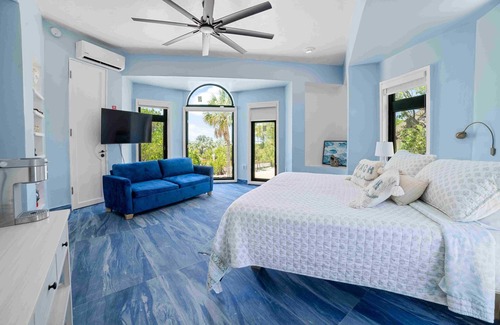 Long Beach Estates House | Ocean Depth Room Barnacle bed and breakfast Suite
