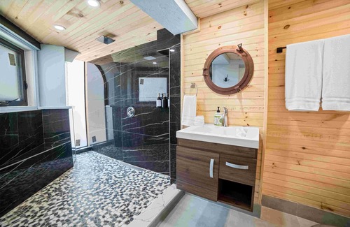 Long Beach Estates House | Ocean Depth Room Barnacle bed and breakfast Suite