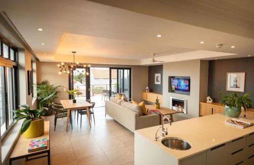 Hermanus City-Centre Apartment | Ocean Family Deluxe - Hermanus Waterfront Apartments