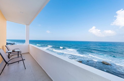 Colonia Meteorologico House | Ocean Front 6 BR See Dolphins + Sunrise From Bed