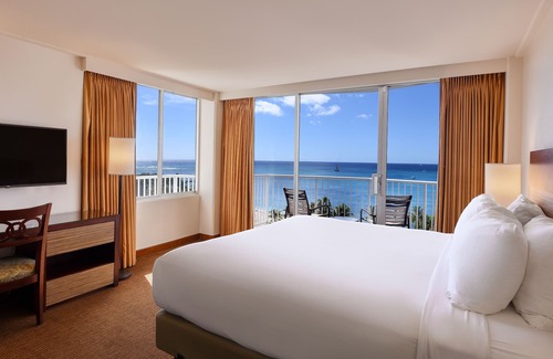 Waikiki Hotel | Ocean Front Corner King Room at Park Shore Waikiki