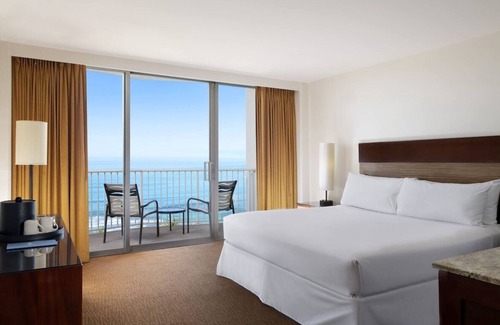 Waikiki Hotel | Ocean Front Corner King Room at Park Shore Waikiki