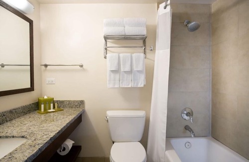 Waikiki Hotel | Ocean Front Corner King Room at Park Shore Waikiki