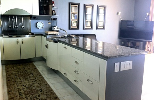 Makaha Condo | Ocean Front Corner Unit with wrap around lanai with 2 tempurpedic queen beds