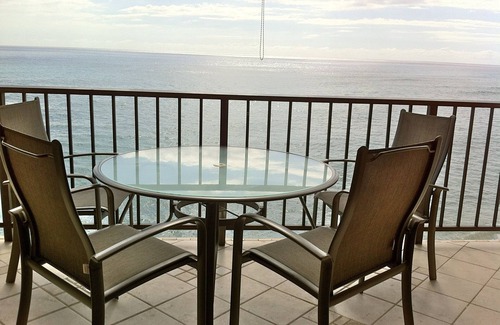 Makaha Condo | Ocean Front Corner Unit with wrap around lanai with 2 tempurpedic queen beds