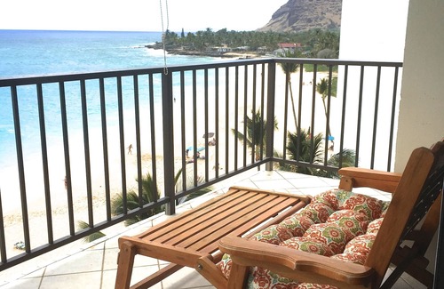 Makaha Condo | Ocean Front Corner Unit with wrap around lanai with 2 tempurpedic queen beds