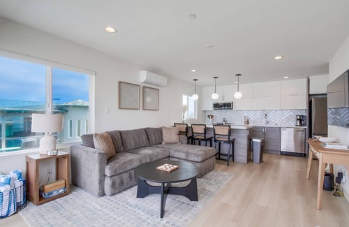 Central Mission Beach Condo | Ocean Front * Newly Remodeled * Luxury Condo