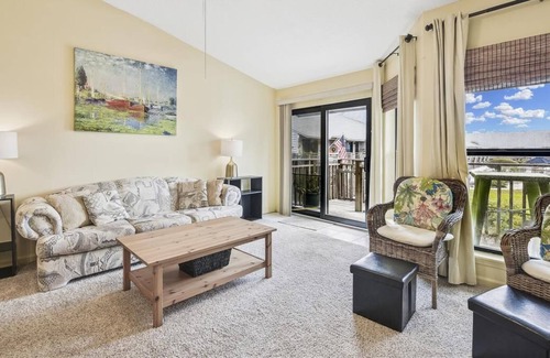 East End Condo | Ocean Mile L-7 is a splendid 1 bedroom / 1 bath townhome with beautiful views.