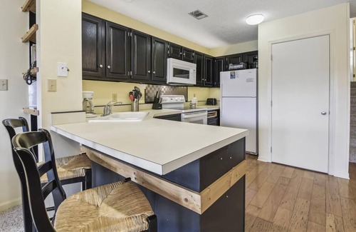 East End Condo | Ocean Mile L-7 is a splendid 1 bedroom / 1 bath townhome with beautiful views.