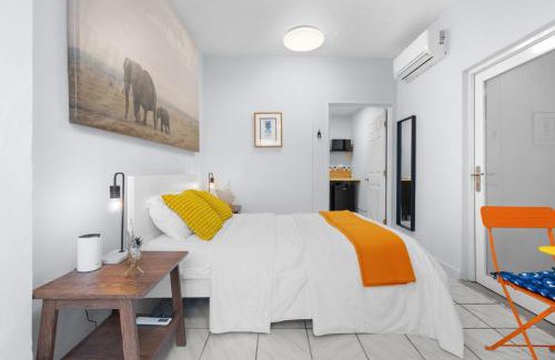 Parque Apartment | Ocean Park Studio Steps to beach Keyless entry