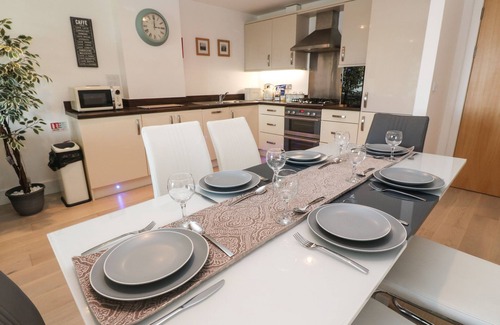 Lusty Glaze Apartment | OCEAN SEVEN, family friendly, country holiday cottage in Newquay