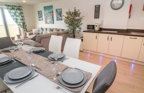 Lusty Glaze Apartment | OCEAN SEVEN, family friendly, country holiday cottage in Newquay