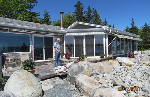 Summerville Centre Cottage | Ocean Surf Cottage at Summerville Beach