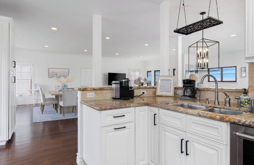 Gas Lamp Section House | OCEAN VIEW/Amazing 4 Bedroom/AC/Walk to Beach!