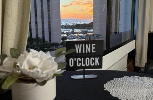 Waikiki Apartment | Ocean view apartment Free assigend parking in unit laundry