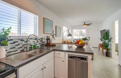 Mission Beach House | Ocean View ☆Few Steps to Sand & Dining☆AC☆ Dogs OK